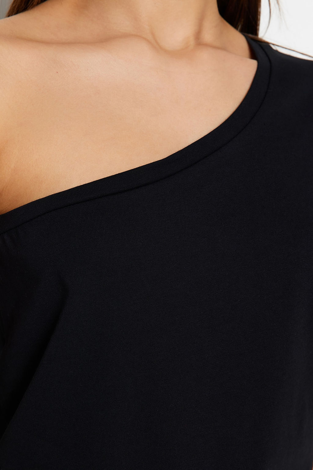 TRENDYOLMILLA Siyah Asimetrik Yaka %100 Pamuk Tek Kol Regular/Normal Kal?p Basic Orme T-Shirt TWOSS23TS00379 фото 8