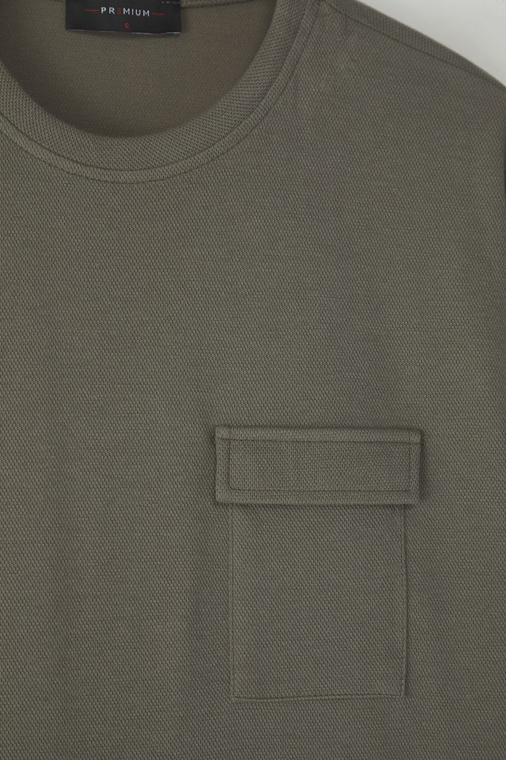 Haki Oversize/Genis Kesim Dokulu Cep Detayl? K?sa Kol T-shirt TMNSS25TS00061