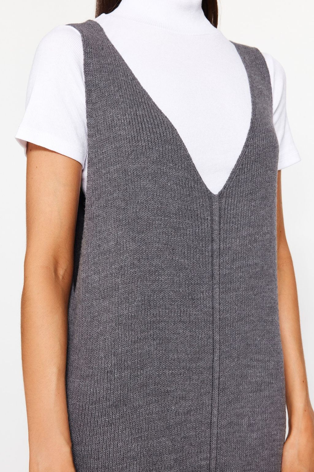 TRENDYOLMILLA Siyah Maxi Triko V Yaka Jile Elbise TWOAW24EL00011 фото 10