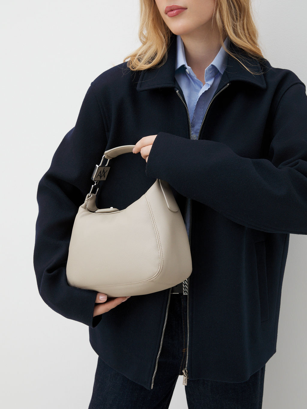 Женская сумка с ручками ARMANI EXCHANGE Артикул 4081368, бежево-серый  фото 4