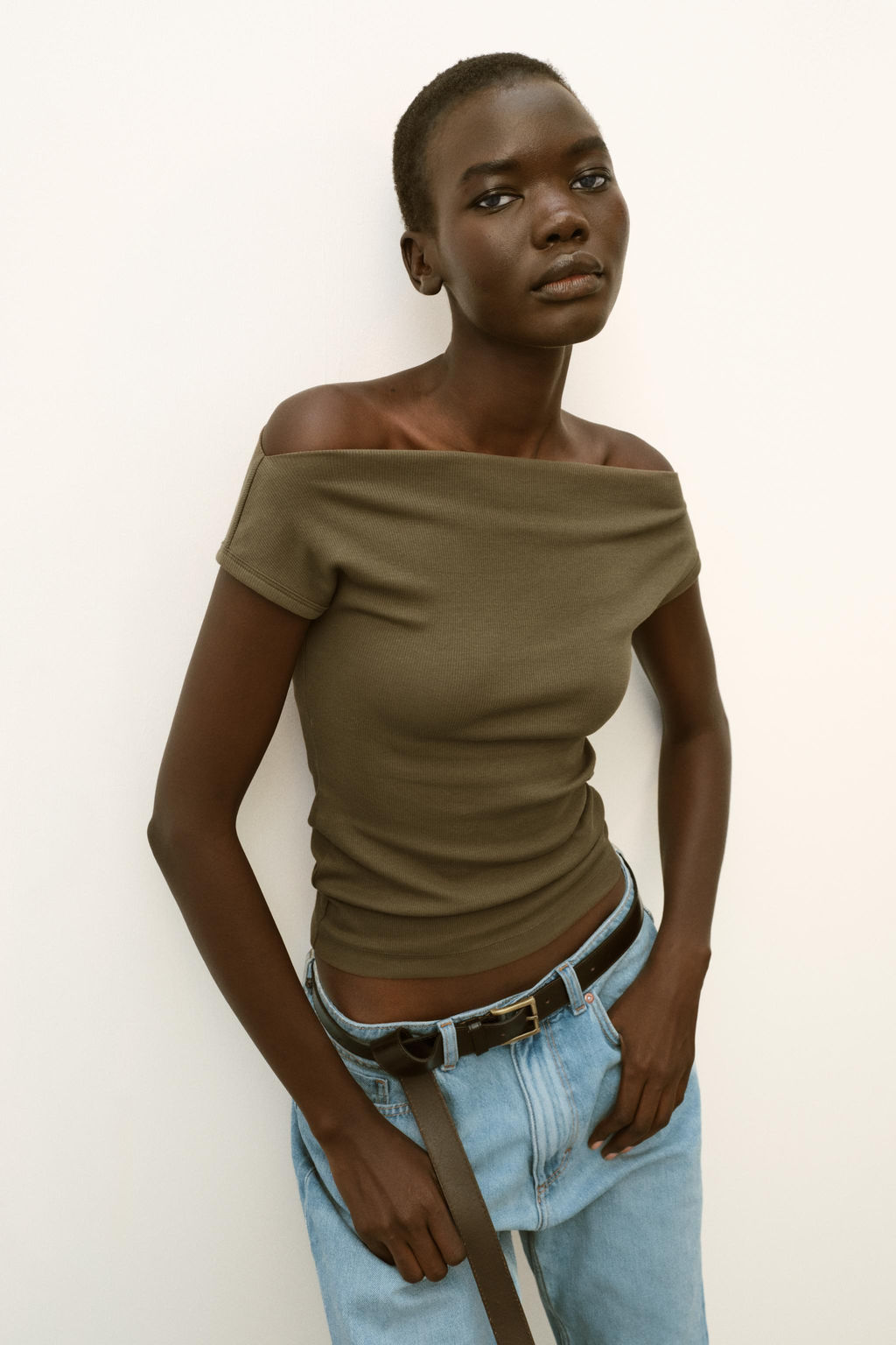 CAMISETA CUELLO BARCO / Khaki