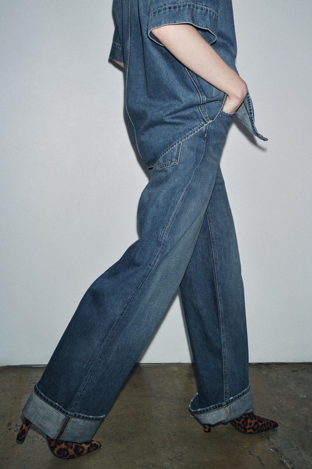 ZW COLLECTION MID-WAIST TURN-UP HEM JEANS - Zara фото 4