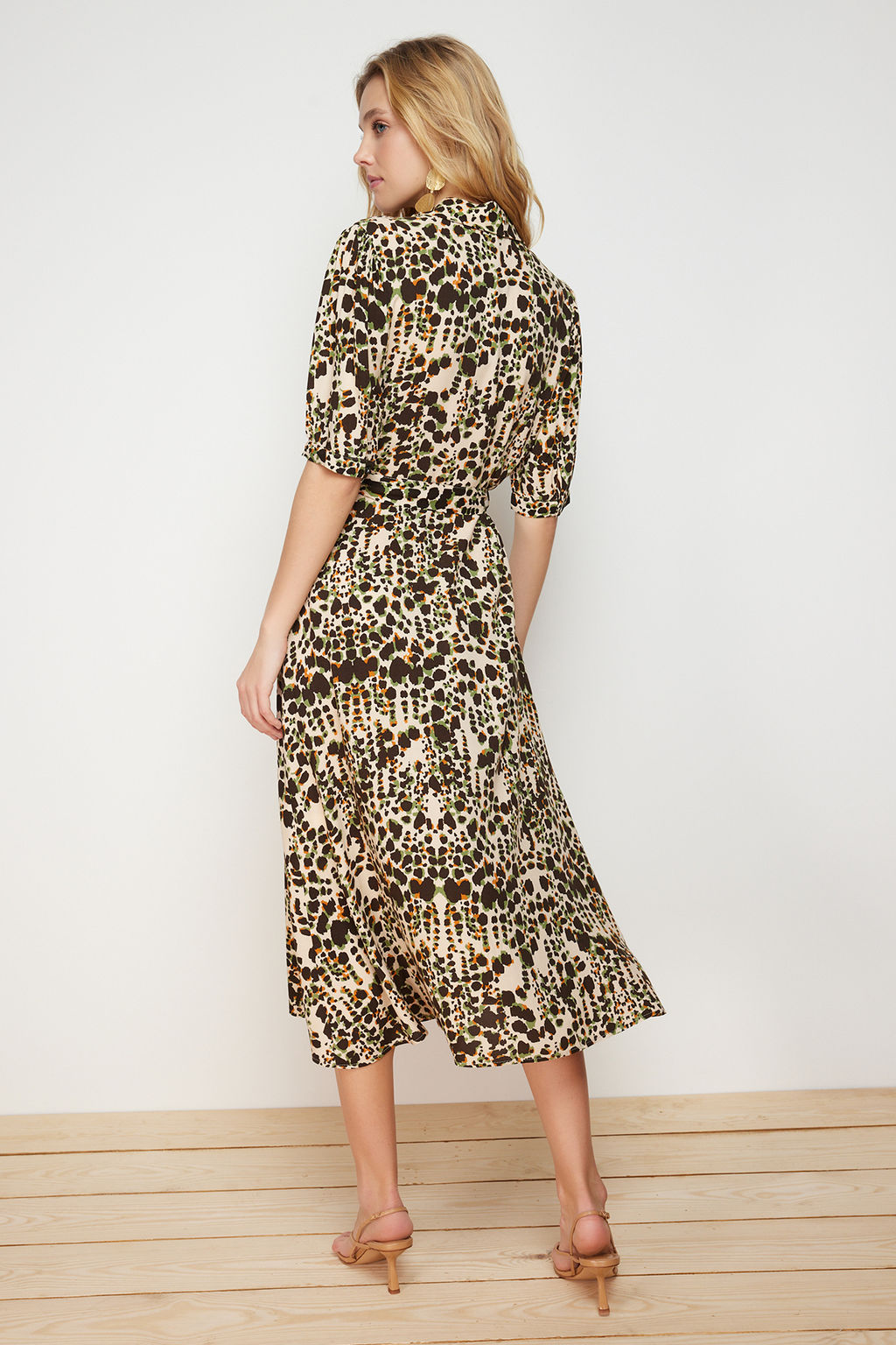 TRENDYOLMILLA Lacivert Cicek Desenli Kusakl? Midi Dokuma Viskon Gomlek Elbise TWOSS20EL1559 фото 23