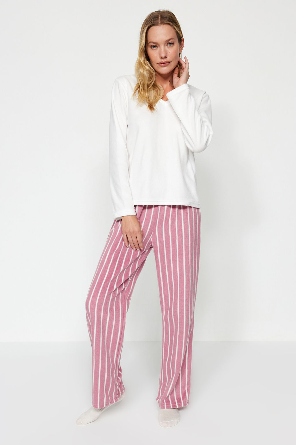 Trendyolmilla Beyaz Cizgili Polar K?sl?k Orme Pijama Tak?m? THMAW24PT00031 фото 3