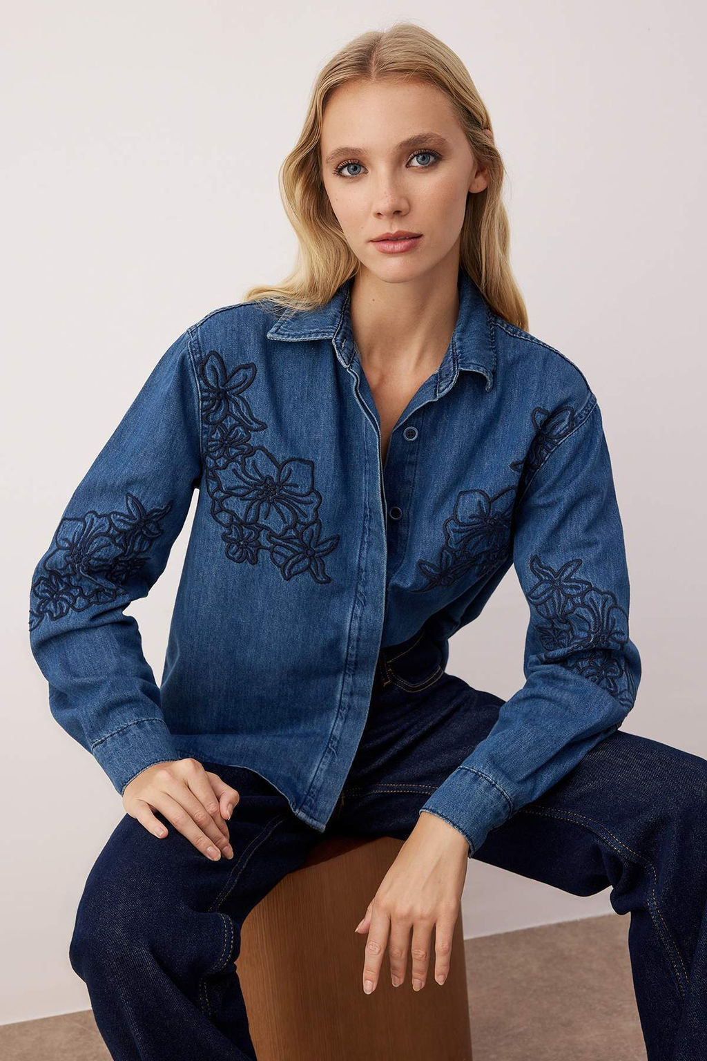 Koyu Mavi Nak?s Detayl? Uzun Kollu Denim Gomlek TWOAW26GO00031