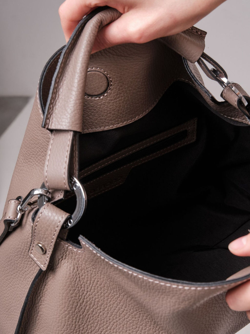 Сумка кожаная на плечо 30900 тауп