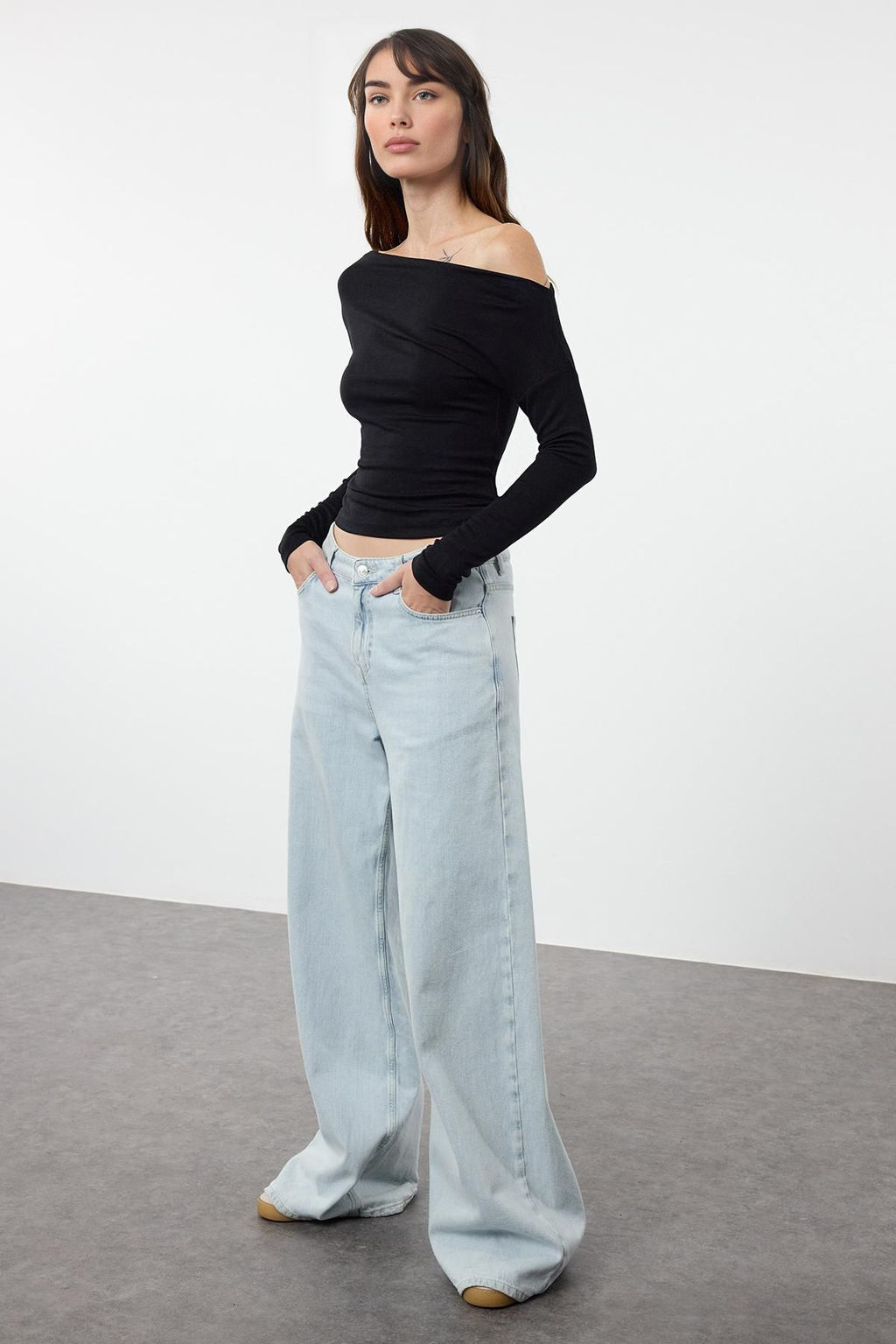 Siyah Duz Premium Yumusak Kumasl? Fitted/Vucuda Oturan Kay?k Yaka Orme Bluz TWOAW24BZ00227