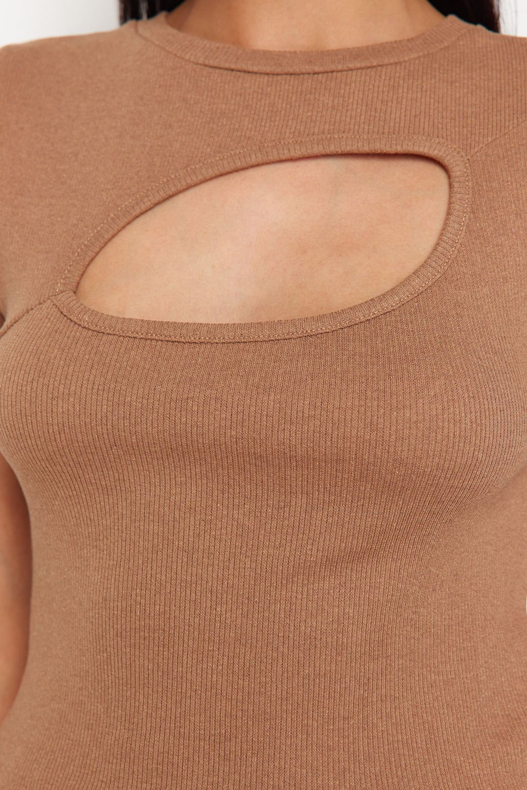 Trendyolmilla Siyah Cut Out Detayl? Fitted/Vucuda Oturan Bisiket Yaka Crop Fitilli Esnek Orme Bluz TWOSS22BZ0355  фото 25
