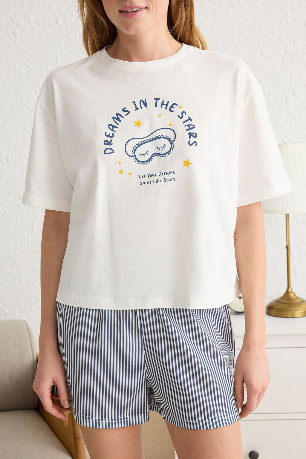 Trendyolmilla Beyaz-Mavi %100 Pamuklu Cizgili Slogan Bask?l? Uyku Bantl? Sortlu Orme Pijama Tak?m? THMSS25PT00102 фото 3