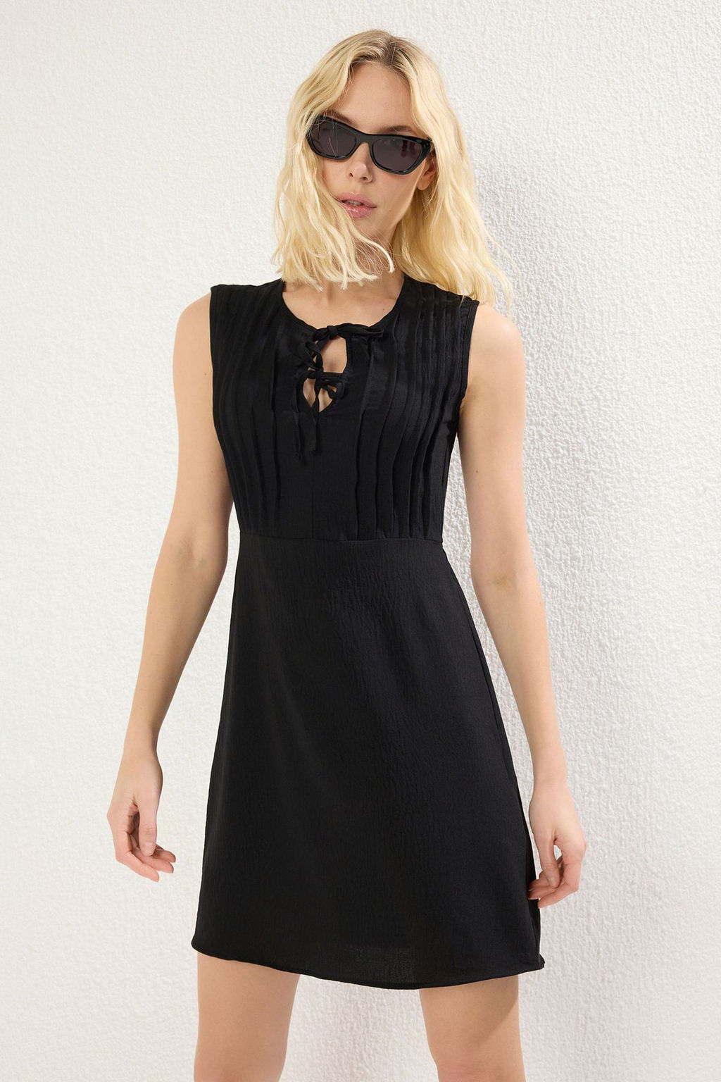 TRENDYOLMILLA Murdum Duz Kesim Fiyonk Yaka Detayl? Nervurlu Mini Dokuma Elbise TWOSS25EL00122