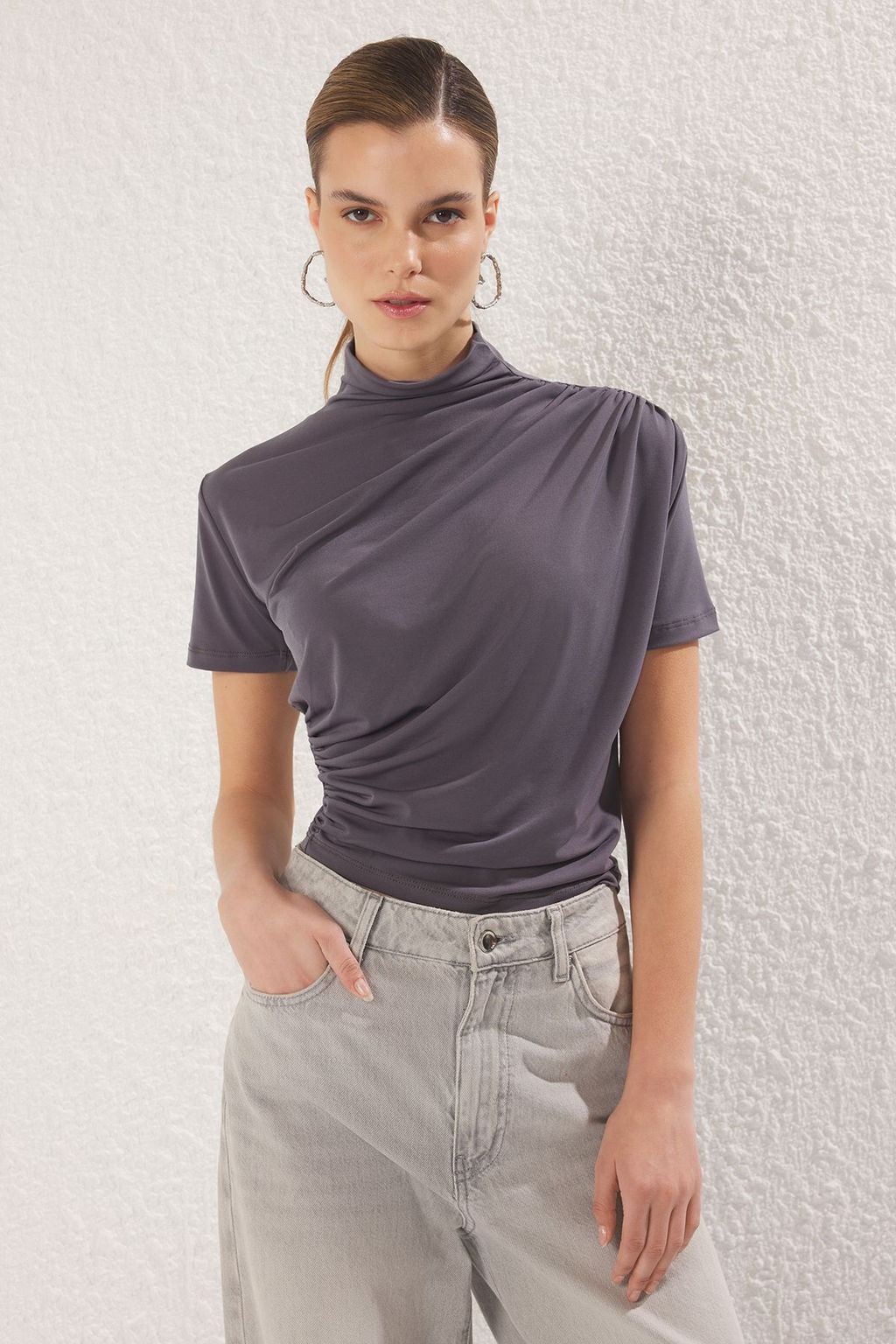 Antrasit Drape Detayl? Fitted/Vucuda Oturan K?sa Kollu Dik Yaka Esnek Orme Bluz TWOSS24BZ00426