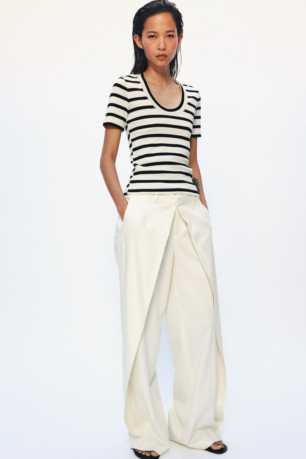 CAMISETA RIB ESCOTE REDONDO / Blanco / Negro