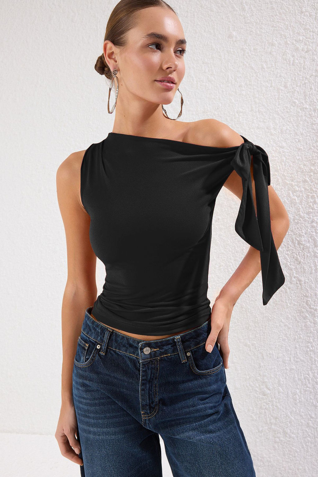 Siyah Asimetrik Yaka Baglama Detayl? Esnek Orme Bluz TWOSS25BZ00400