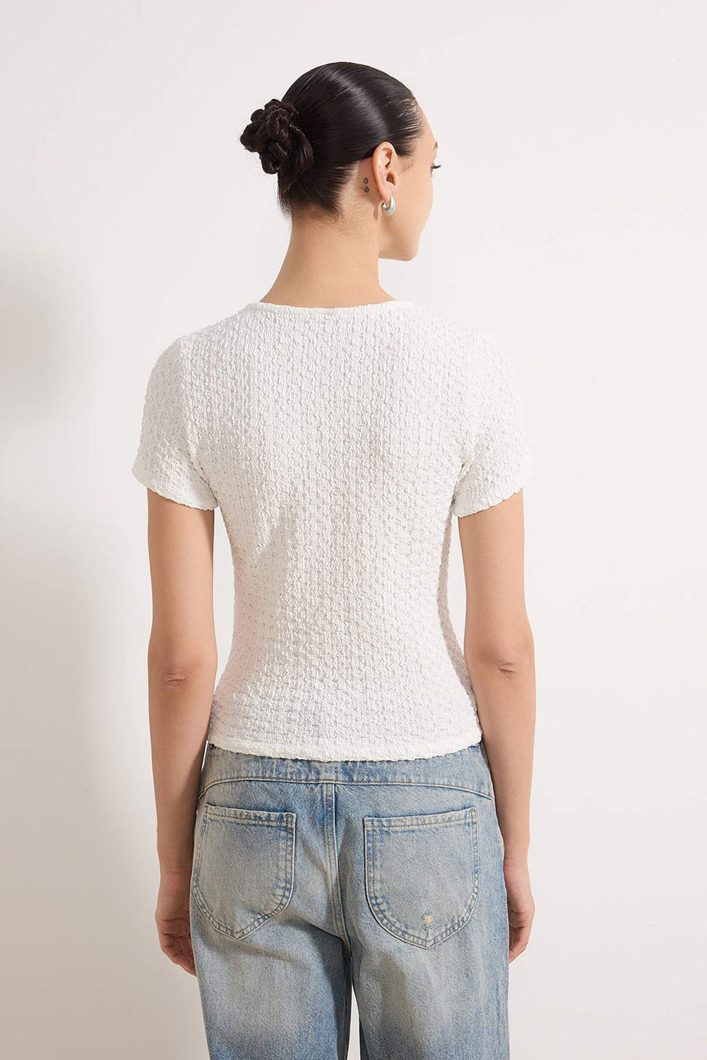 Ekru Fitted/Vucuda Oturan K?sa Kollu Dugmeli Dokulu Orme Bluz TWOSS26BZ00257