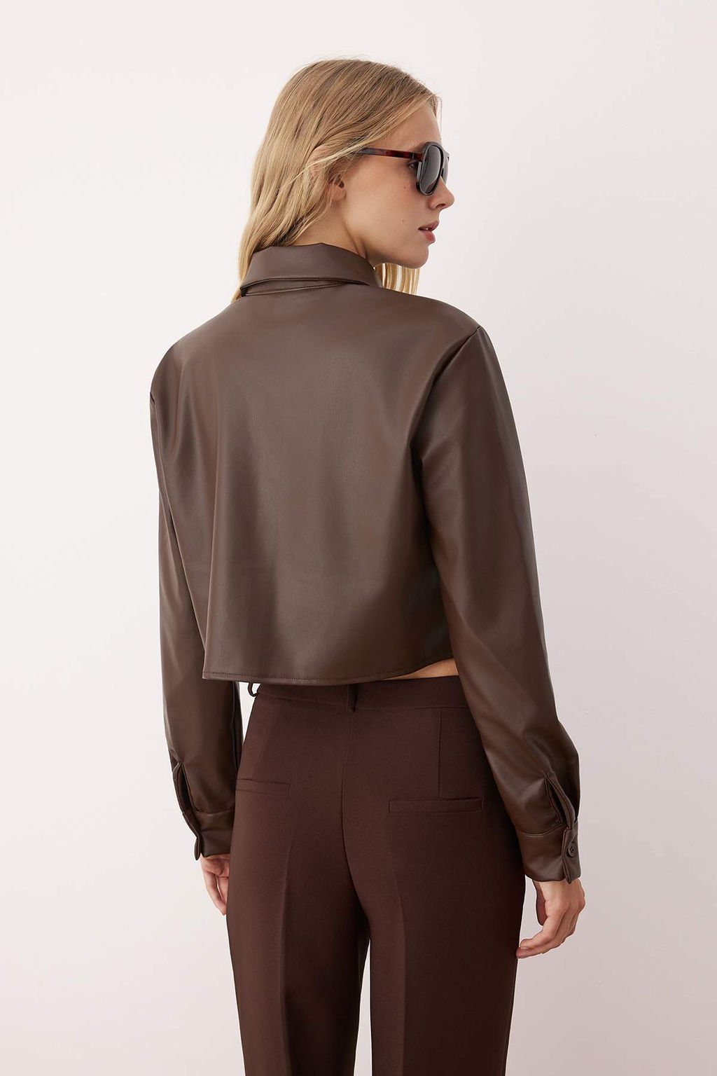 Koyu Kahverengi Crop Deri Gomlek TWOAW26GO00025 - Trendyolmilla фото 4