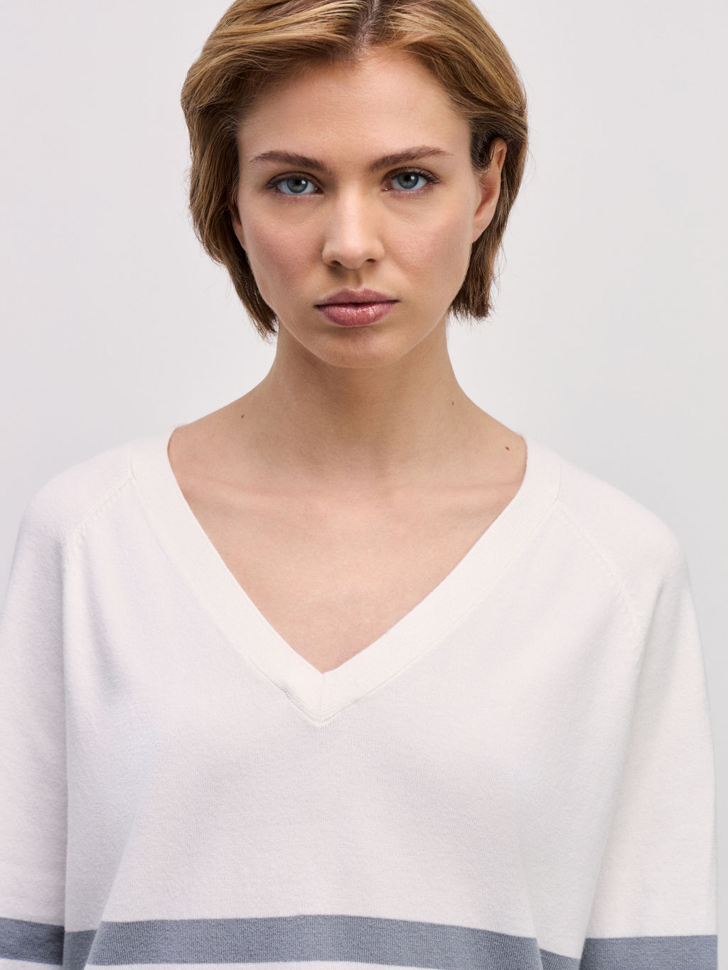 Базовый джемпер с треугольным вырезом / Zarina  фото 6