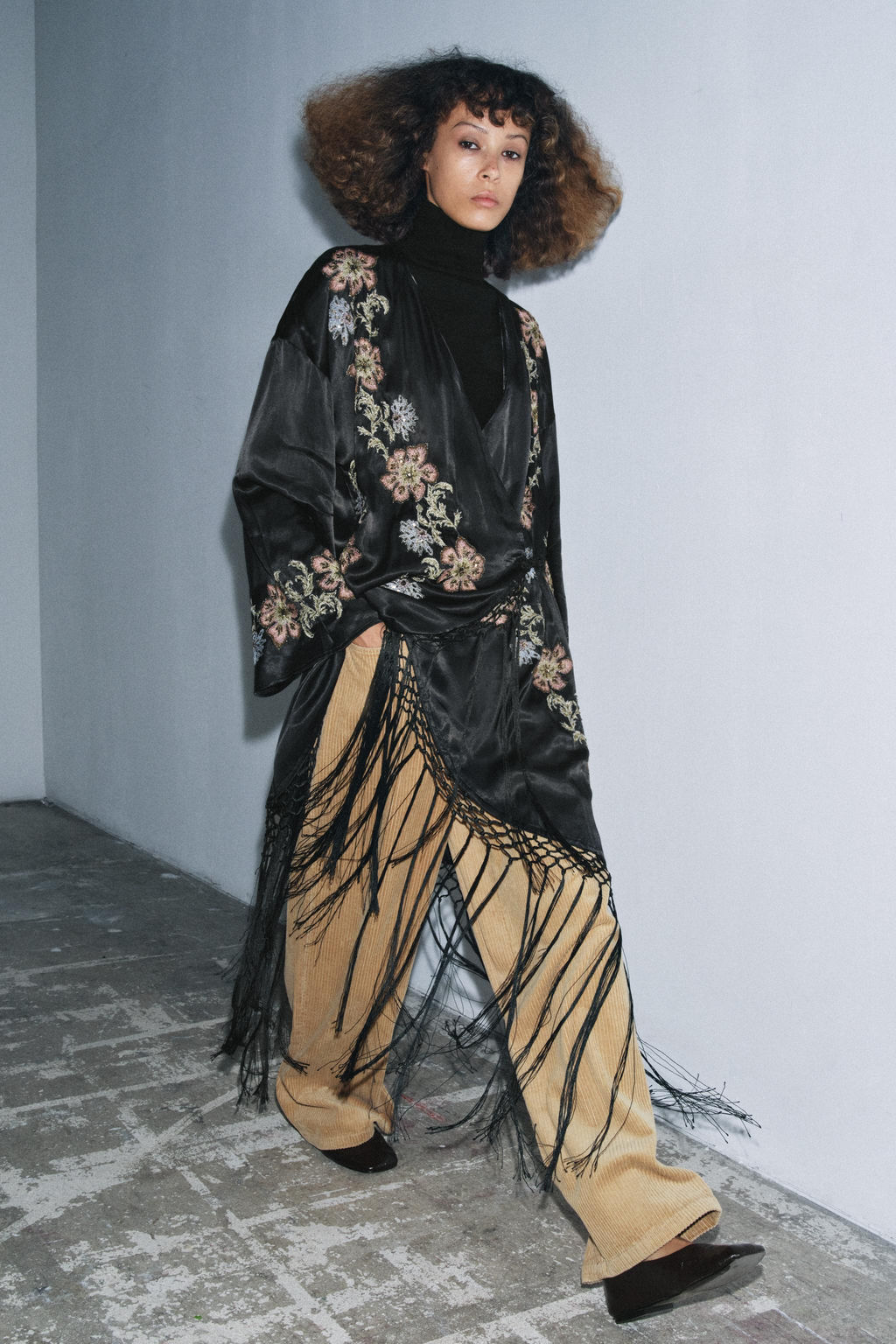 KIMONO WITH FLORAL EMBROIDERY AND FRINGES - Zara фото 4