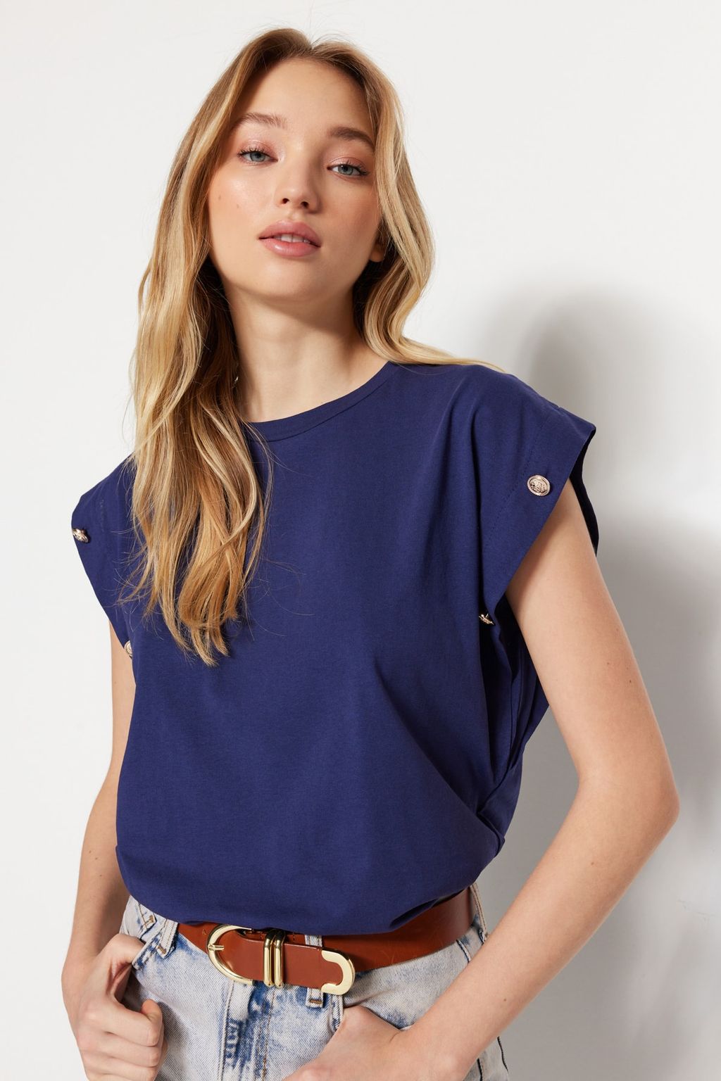 TRENDYOLMILLA Lacivert %100 Pamuk Dugme Detayl? Vatka Gorunumlu Basic Bisiklet Yaka Orme T-Shirt TWOSS23TS00016  фото 3