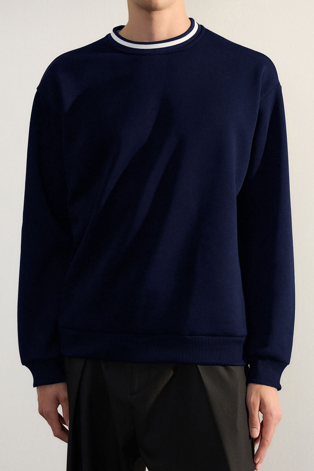TRENDYOL MAN Indigo Premium Oversize/Genis Kesim Yaka Triko Bant Basic Ici Polarl? Sweatshirt TMNAW25SW00093