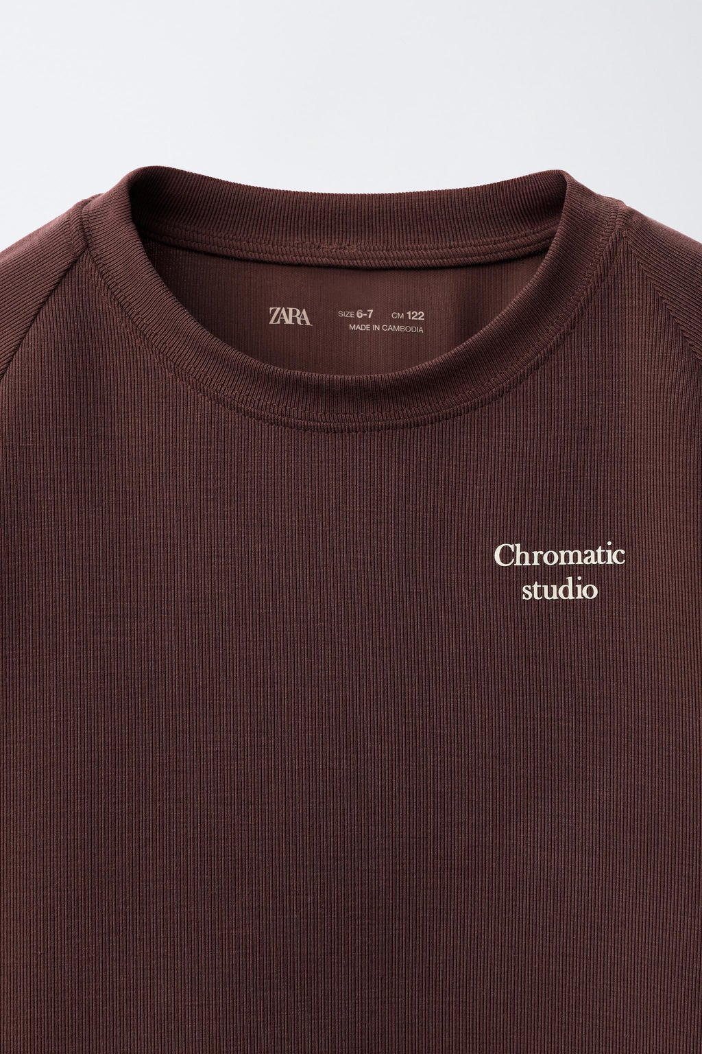 CAMISETA TEXTO RELIEVE CONTRASTE / Burdeos