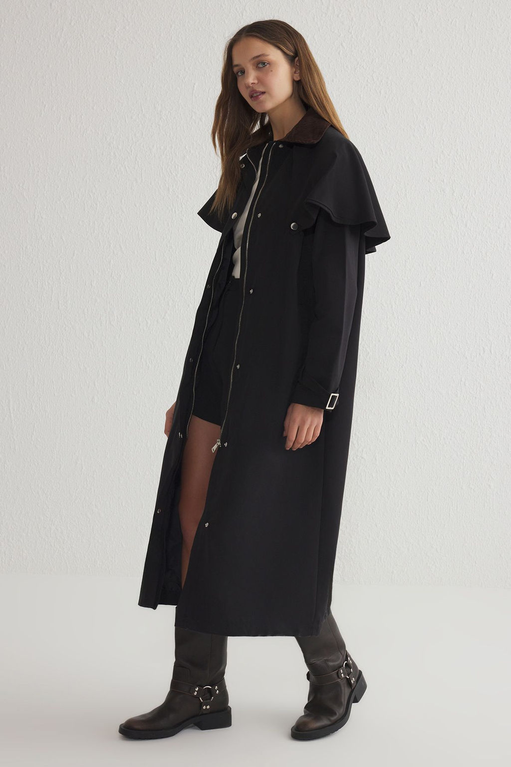 Trendyolmilla Siyah Omuz Detayl? Oversize Uzun Trenckot TWOSS25TR00012 фото 2