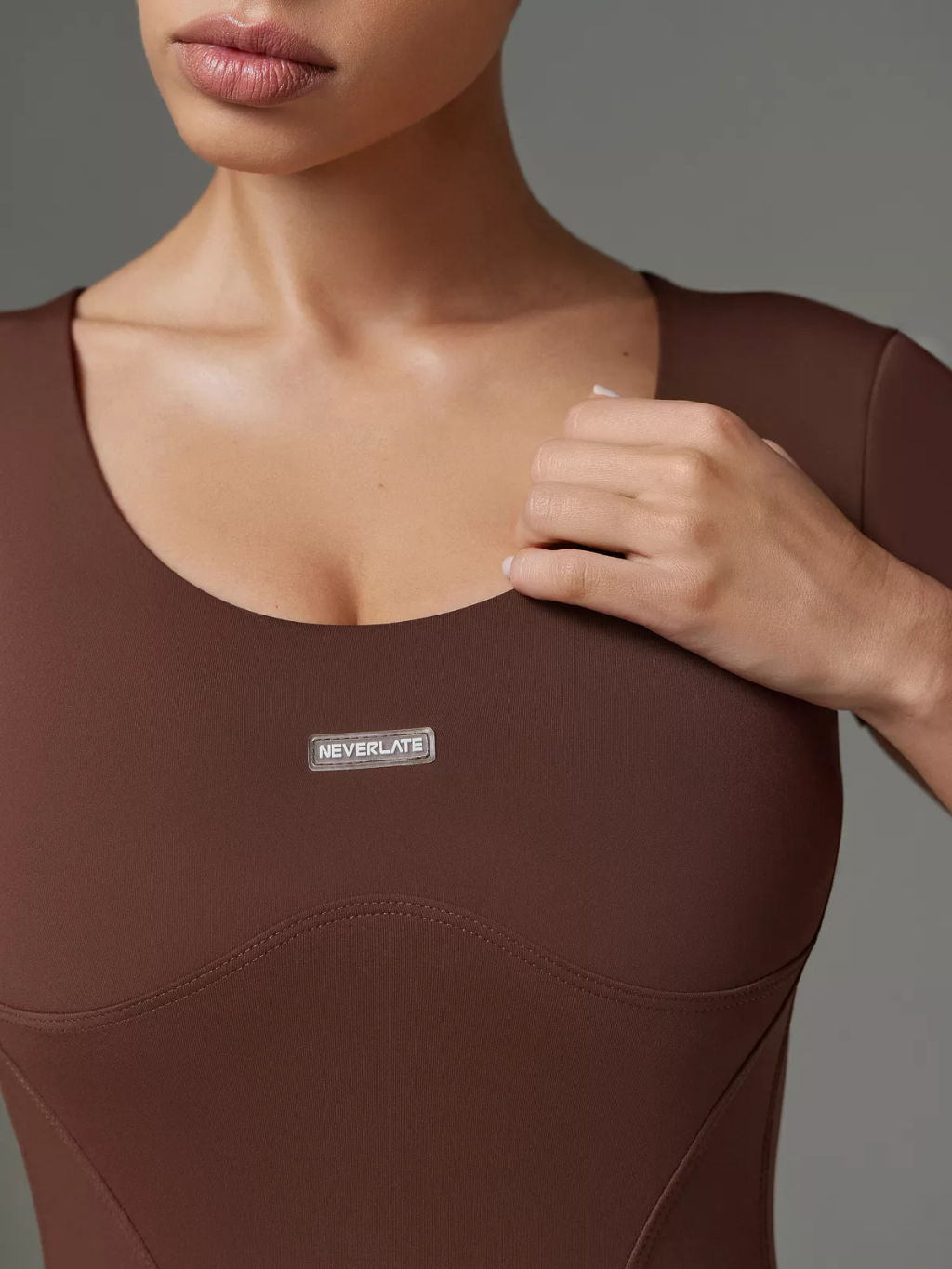 Спортивный комбинезон с открытой спиной