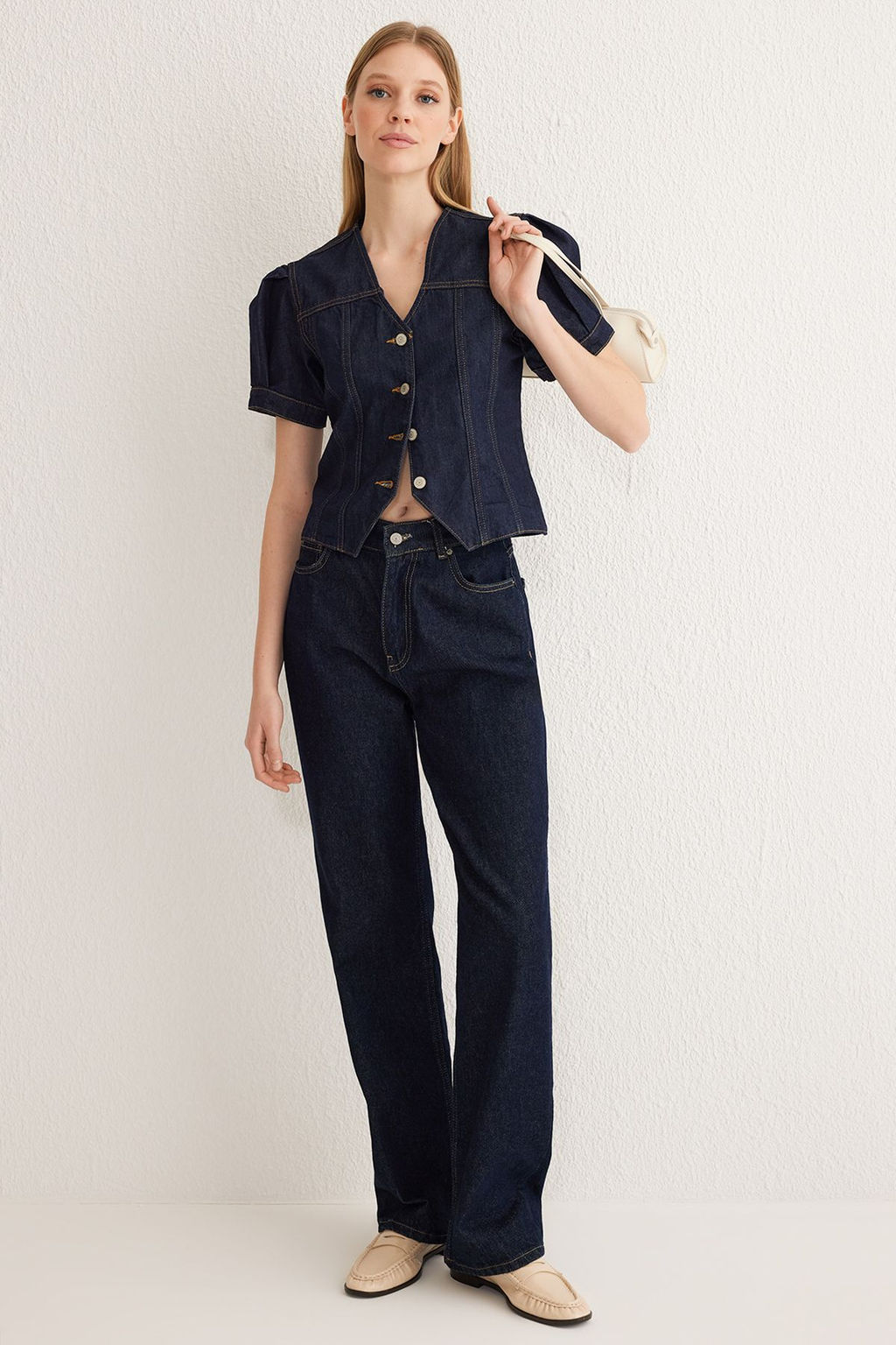 Trendyolmilla Koyu Mavi K?sa Balon Kollu V Yaka Denim Bluz TWOSS25BZ00000 фото 2