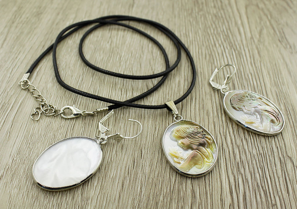 Набор "Камея" малая перламутр бежевый, серьги и кулон