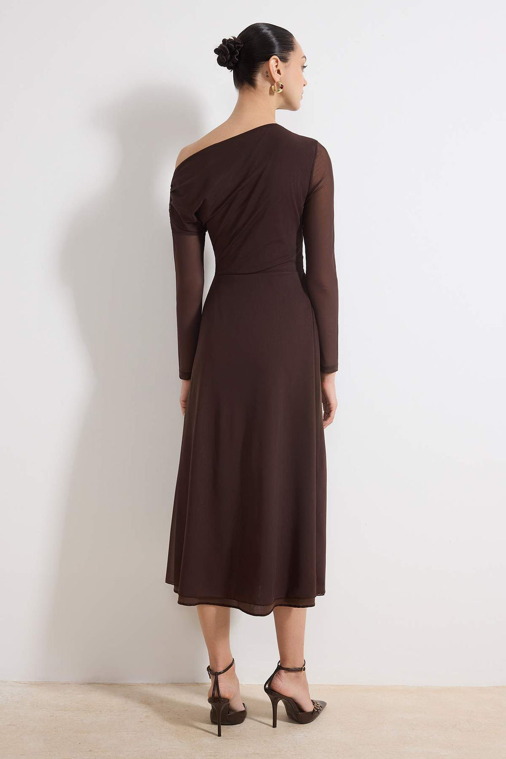 Kahverengi Aksesuar Detayl? Astarl? Tul Asimetrik Yaka Y?rtmacl? Maxi Orme Elbise TWOAW26EL00320