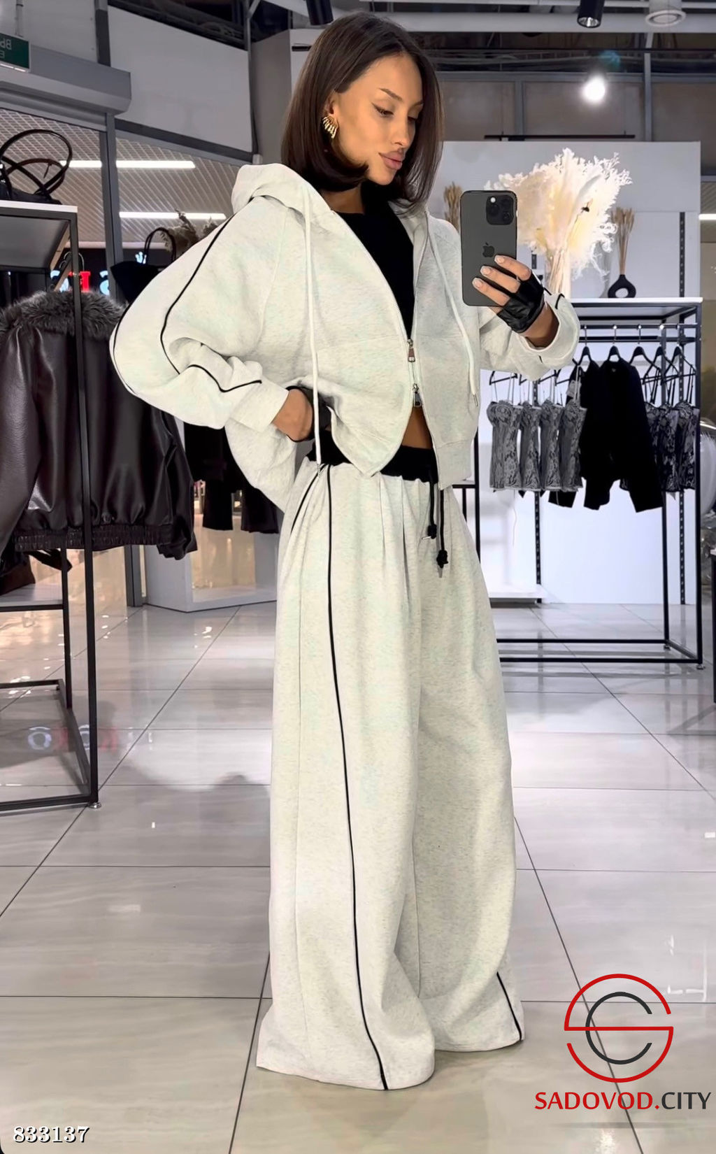 Спортивный женский костюм