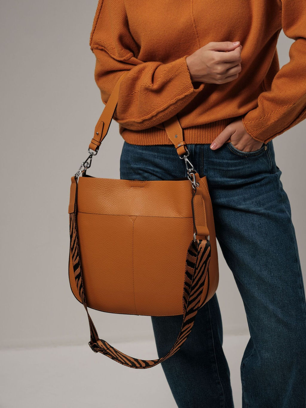 Сумка кожаная на плечо Azaro 30868 оранжевый карандаш