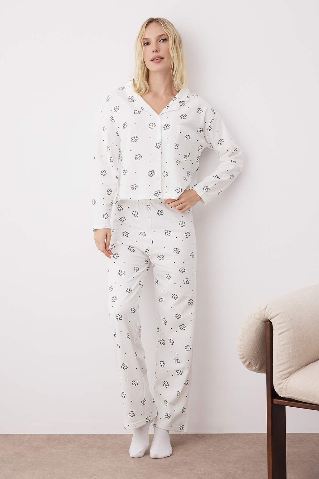 Beyaz Pamuklu Cicekli Kalpli Cep Detayl? Orme Pijama Tak?m? THMAW25PT00227 - Trendyolmilla фото 2