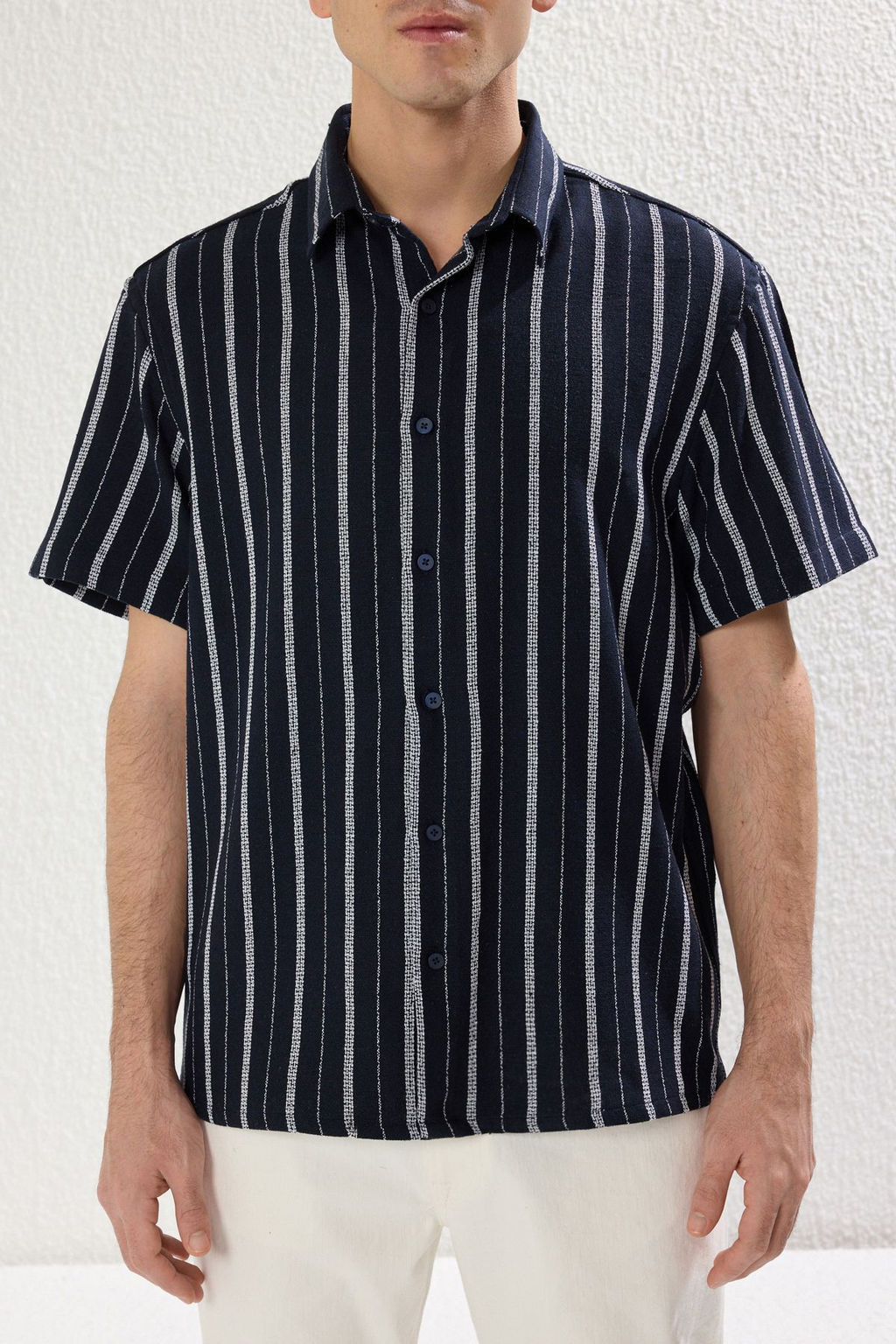 TRENDYOL MAN Lacivert Oversize Fit K?sa Kollu Cizgili Etamin Yazl?k Gomlek TMNSS25GO00012 - Trendyolmilla фото 4