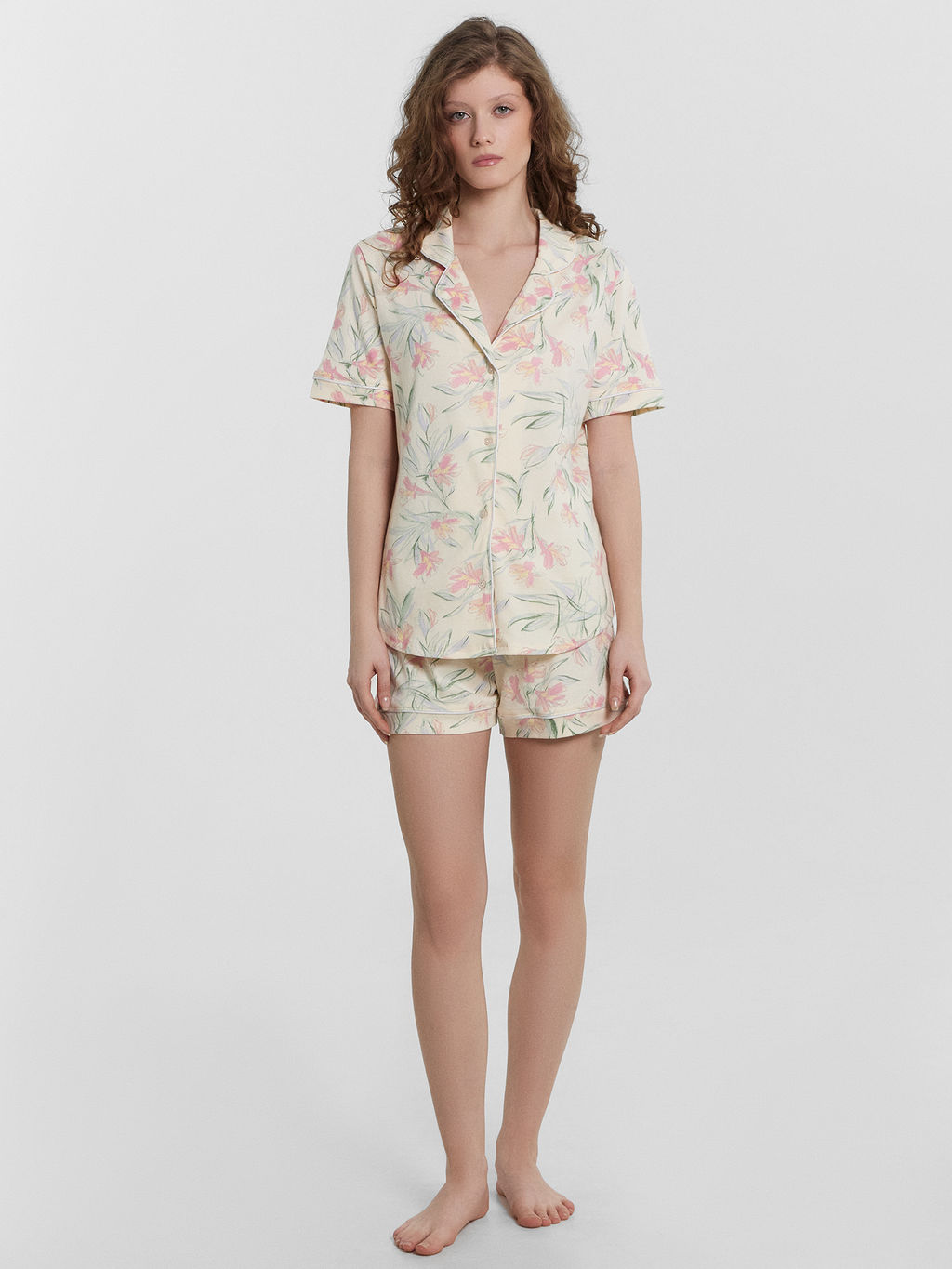 Пижама женская с цветочным принтом лилии на сливочном 592478 - Mark formelle фото 2