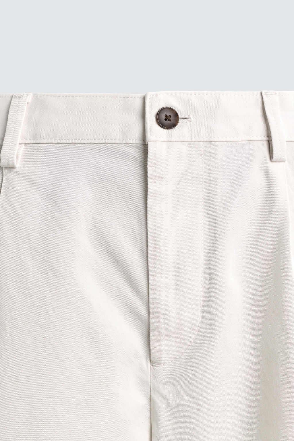 BERMUDA REGULAR FIT PLIEGUES / Blanco roto