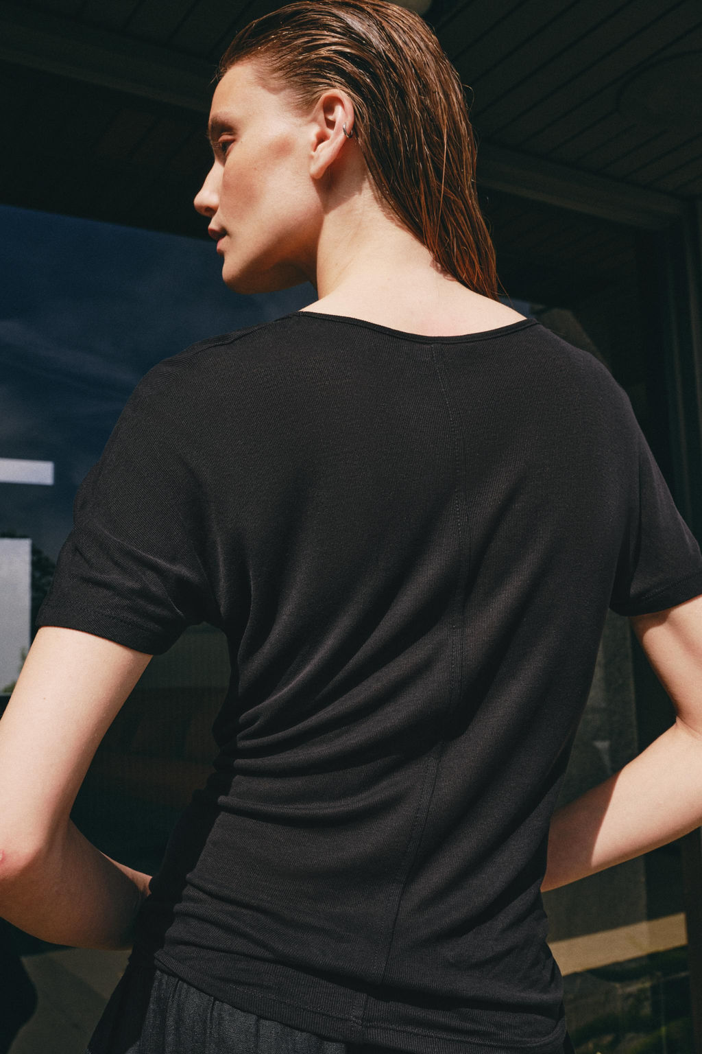 CAMISETA FLUIDA MANGA CORTA / Negro - Zara фото 3
