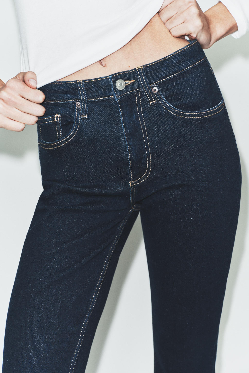 TRF CROPPED FLARE HIGH-WAIST JEANS - Zara фото 2