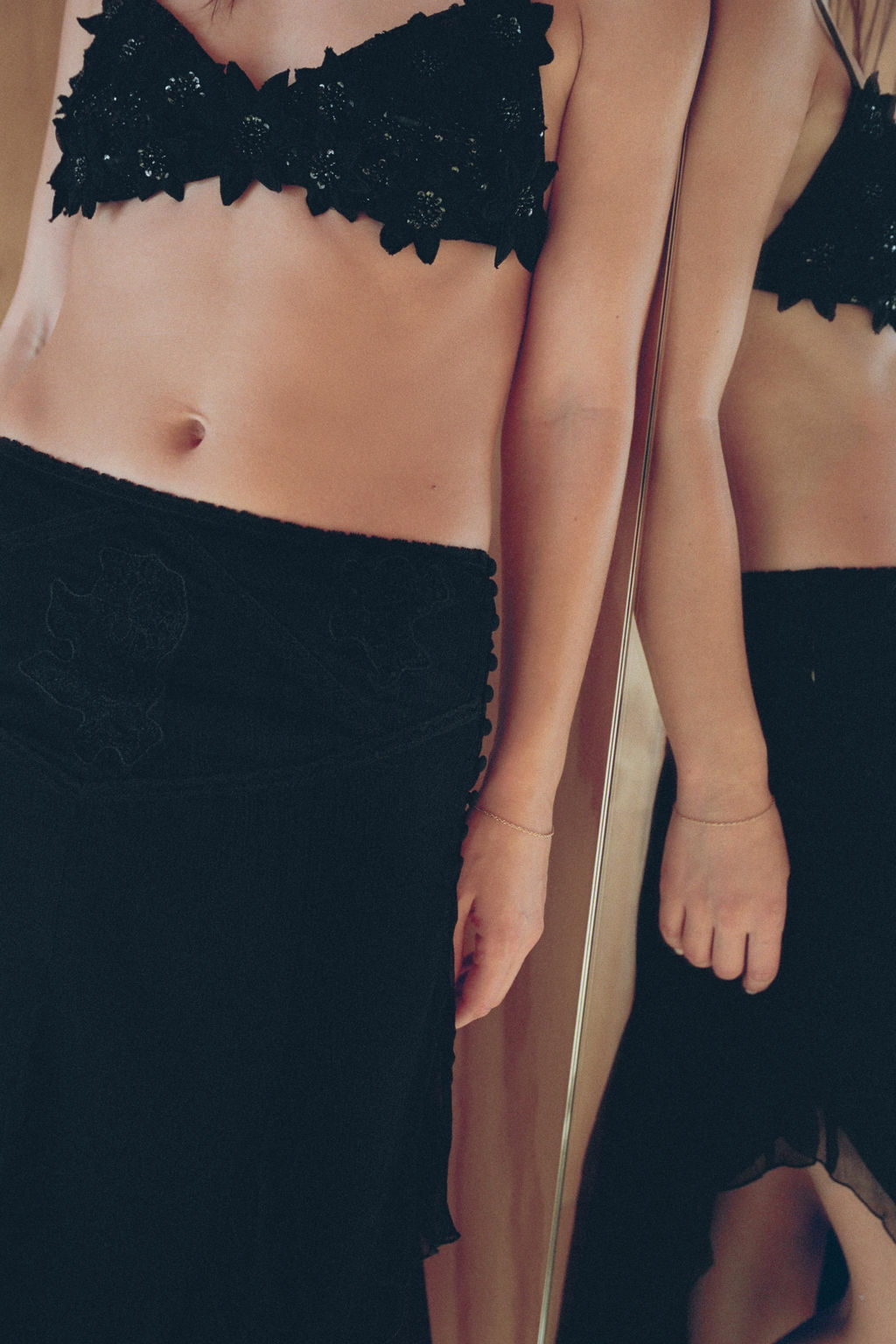 BRALETTE FLORES RELIEVE ABALORIOS / Negro - Zara фото 2