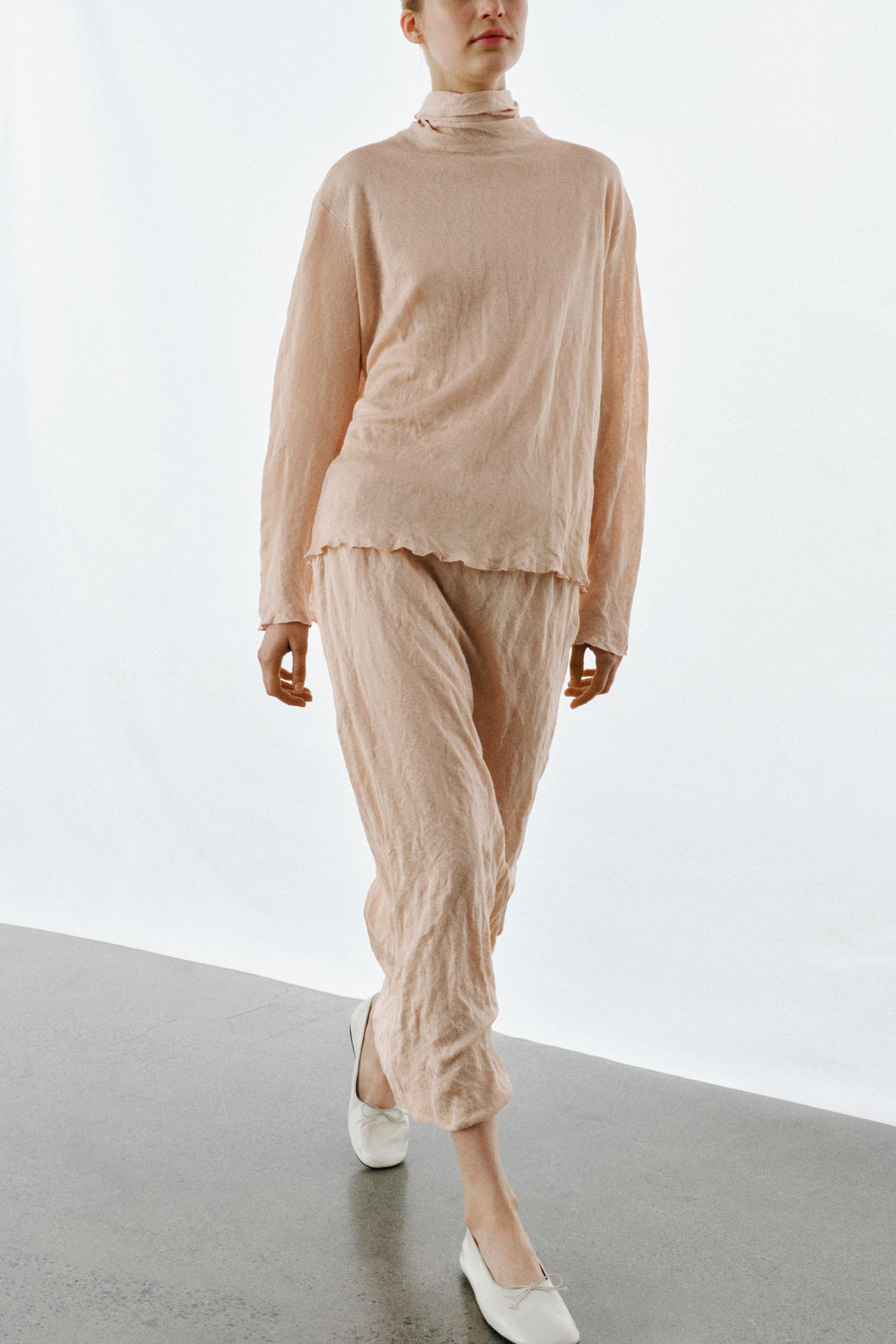 FALDA MIDI PUNTO EFECTO ARRUGADO / rosa claro - Zara фото 5