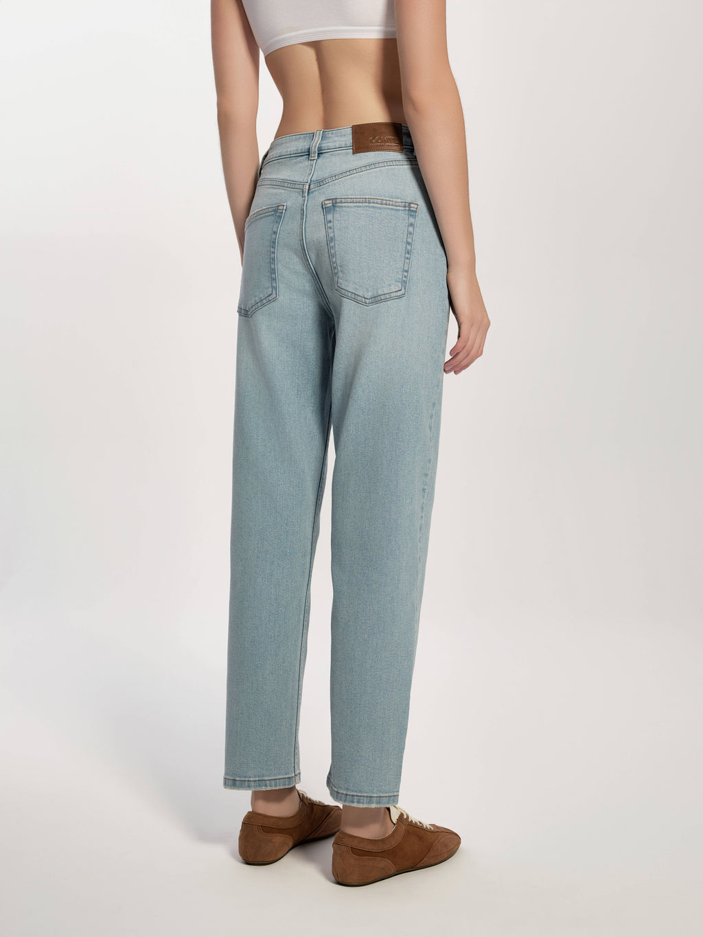 CONTE CON-730 Джинсы mom с легким эффектом потёртостей и разрушений light blue - Conte elegant фото 4