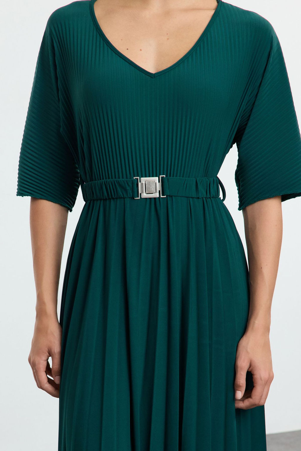 TRENDYOLMILLA Zumrut Yesili Skater Kemerli Truvakar Kollu Maxi Esnek Orme Elbise TWOAW25EL00465 фото 8