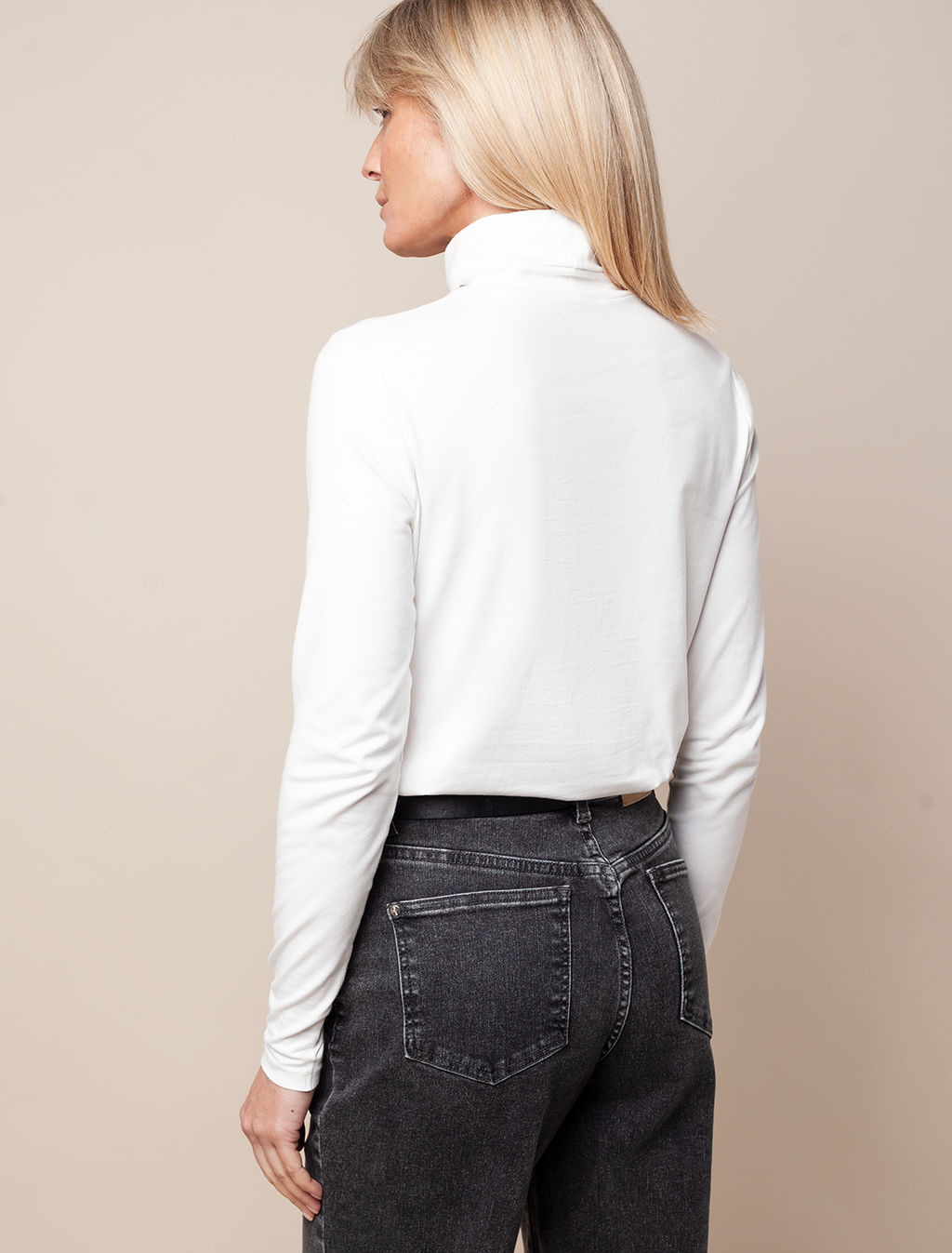 D49.954 Джемпер женский белый