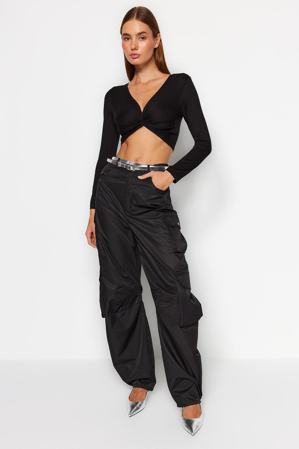Trendyolmilla Siyah Dugum Detayl? Fitted/Vucuda Oturan V Yaka Crop Esnek Orme Bluz TWOSS21BZ0444  фото 3