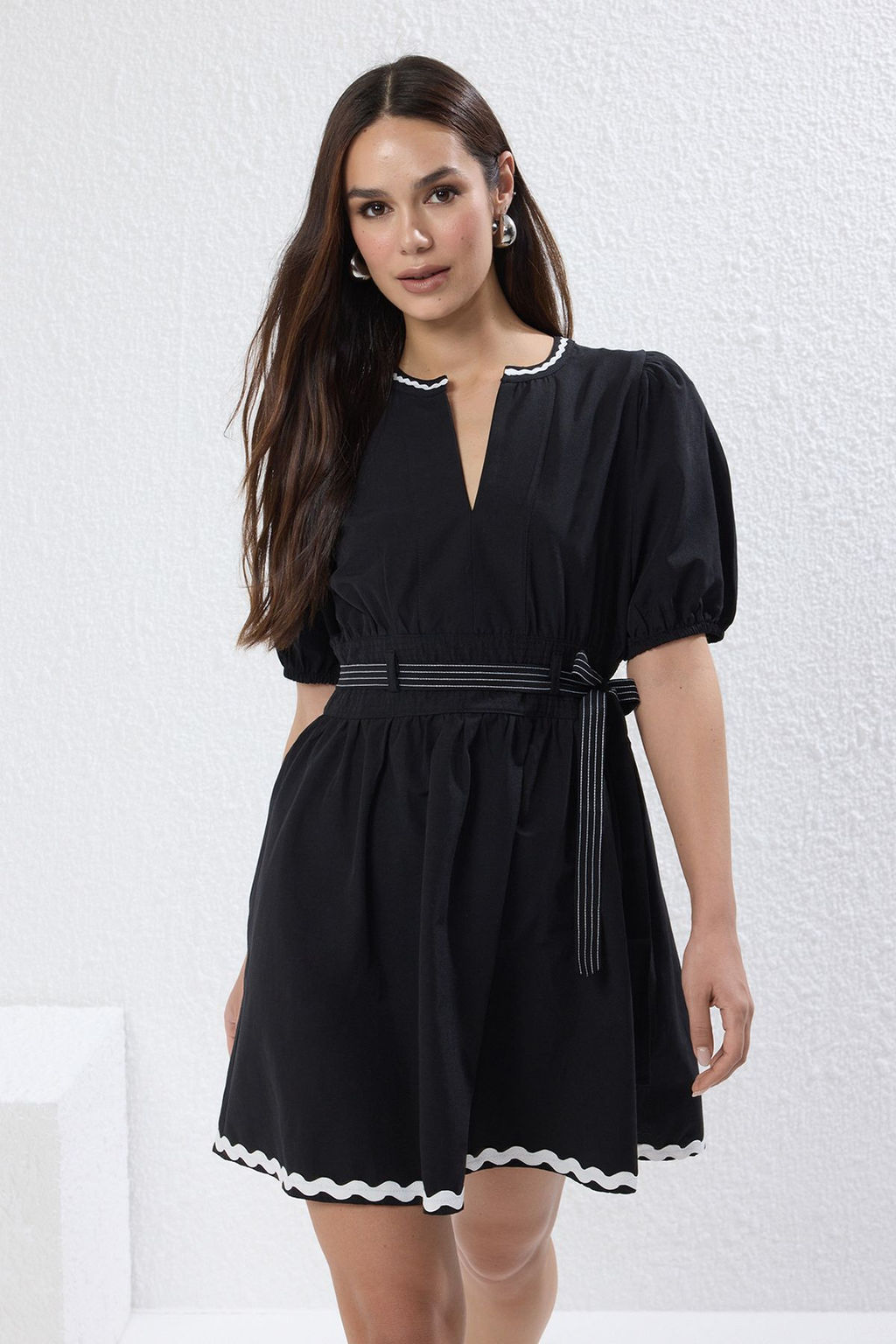 TRENDYOLMILLA Siyah Kemerli ve Fermuarl? Duz Mini Dokuma Elbise TWOSS25EL00429 фото 2