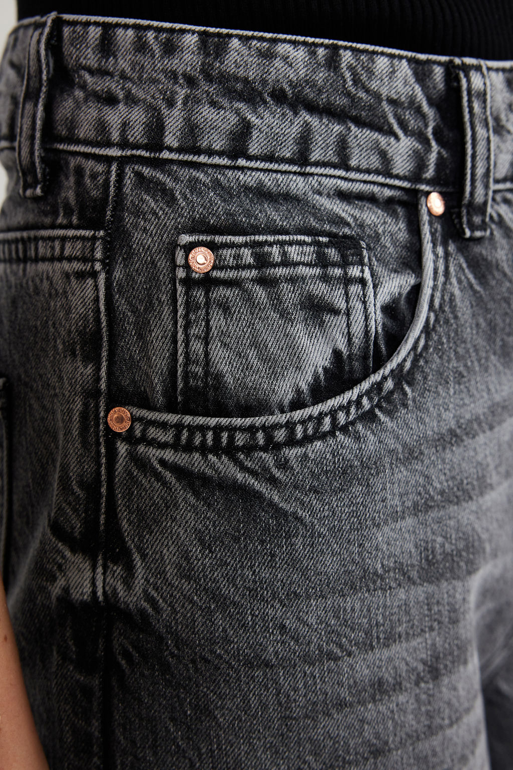 TRENDYOLMILLA Gri More Sustainable Soluk Efekt Vintage Yuksek Bel Wide Leg Jeans TWOSS24JE00018  фото 5