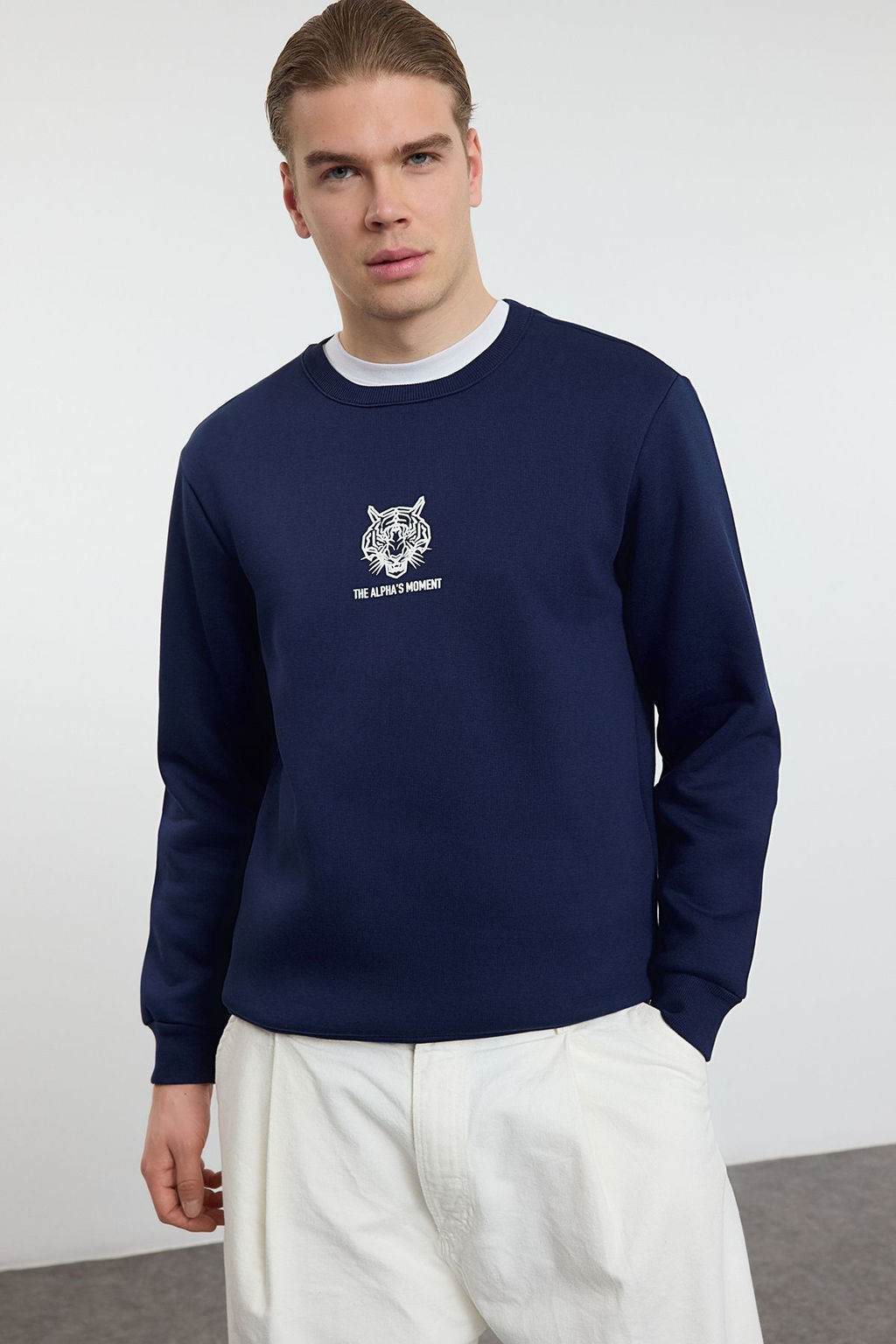 TRENDYOL MAN Lacivert Oversize/Genis Kesim Hayvan Bask?l? Pamuklu Sweatshirt TMNAW25SW00129