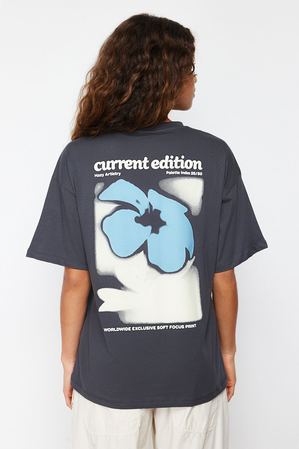 TRENDYOLMILLA Antrasit %100 Pamuk S?rt ve On Oversize/Genis Kal?p Orme T-Shirt TWOSS24TS00056 фото 6