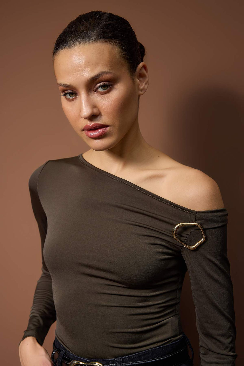 Haki Fitted Dusuk Omuzlu Aksesuar Detayl? Asimetrik Yaka Esnek Orme Bluz TWOAW26BZ00075