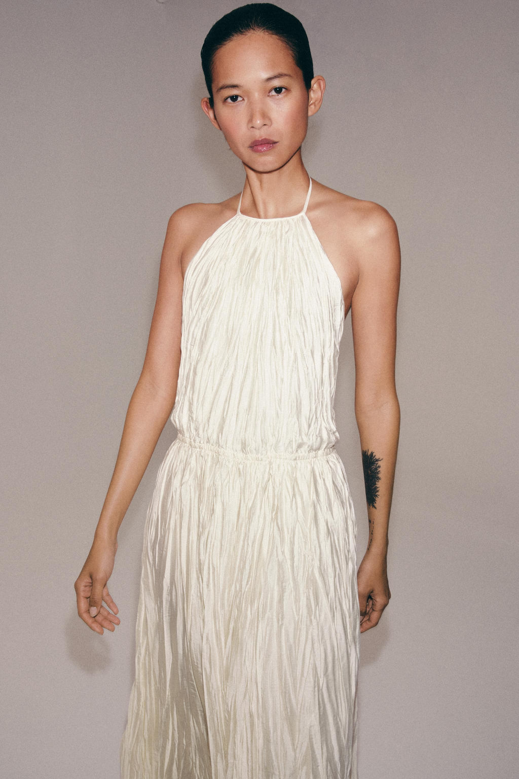 VESTIDO HALTER PLISADO ZW COLLECTION / Vainilla - Zara фото 2