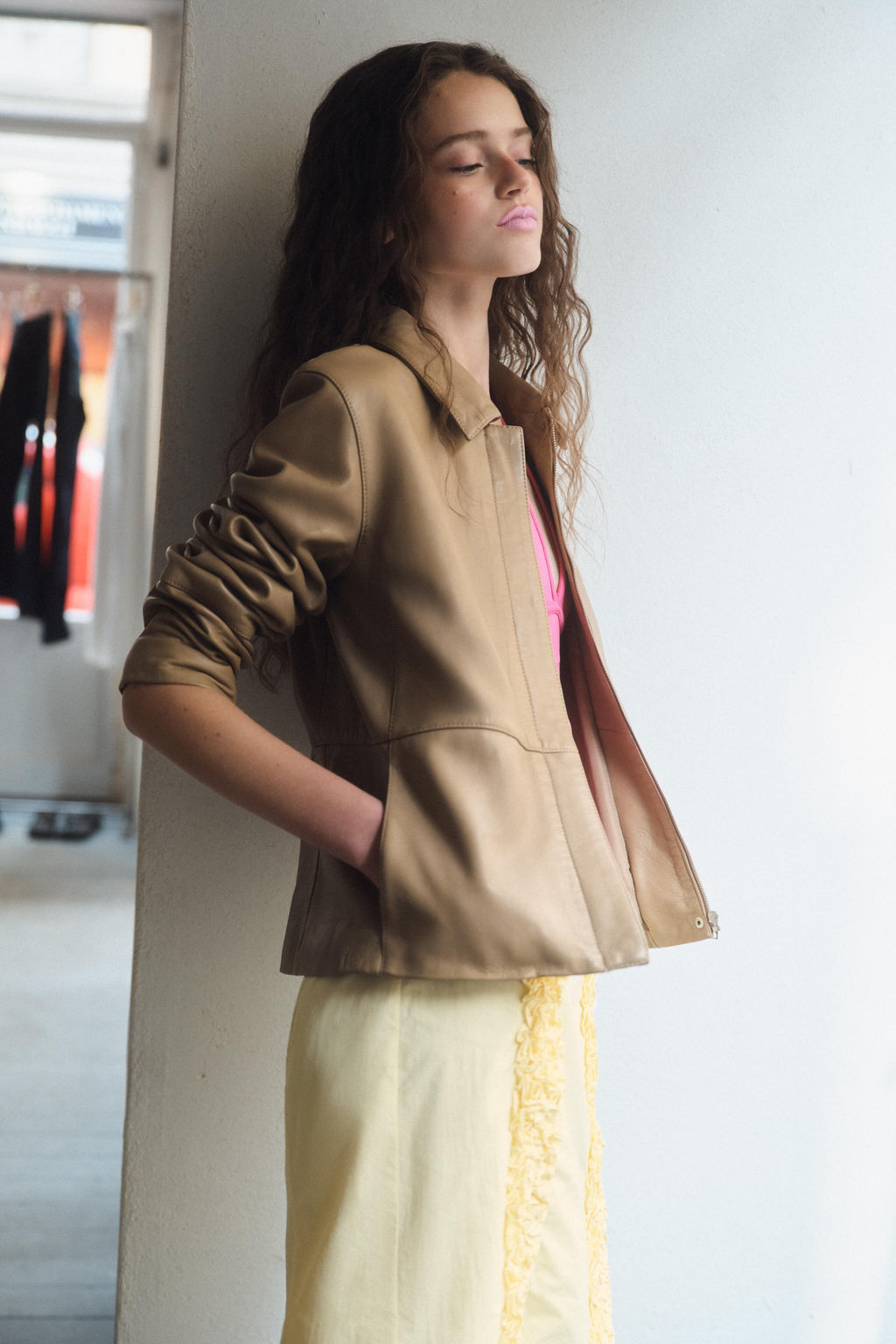 BLAZER ENTALLADA PIEL 100% / Piedra - Zara фото 3